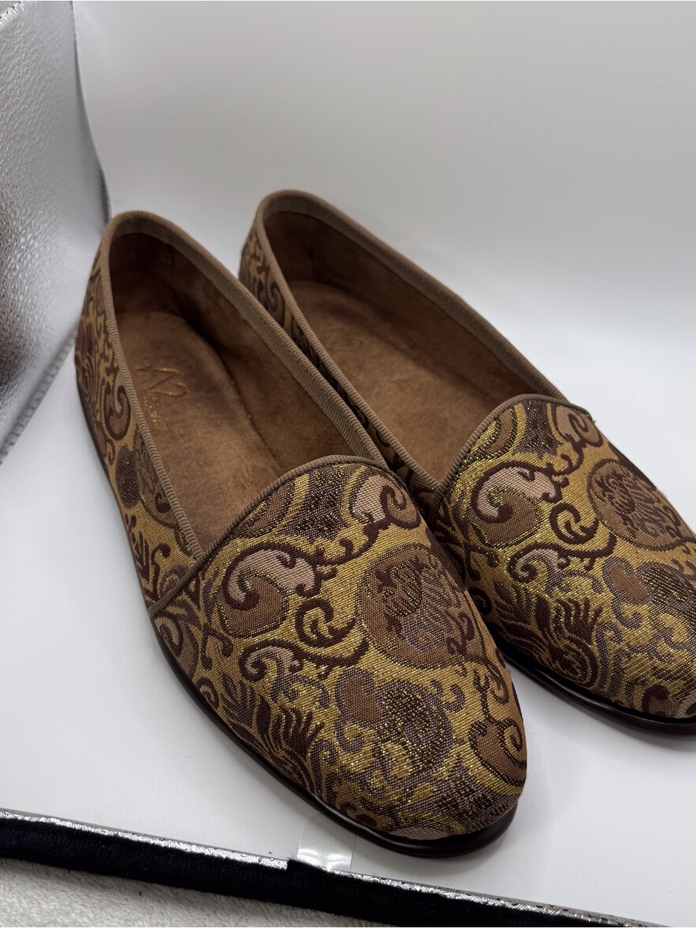 AEROSOLES Brown and Gold Brocade Slip-On Flats SZ 8 NEW no tags Comfy fit